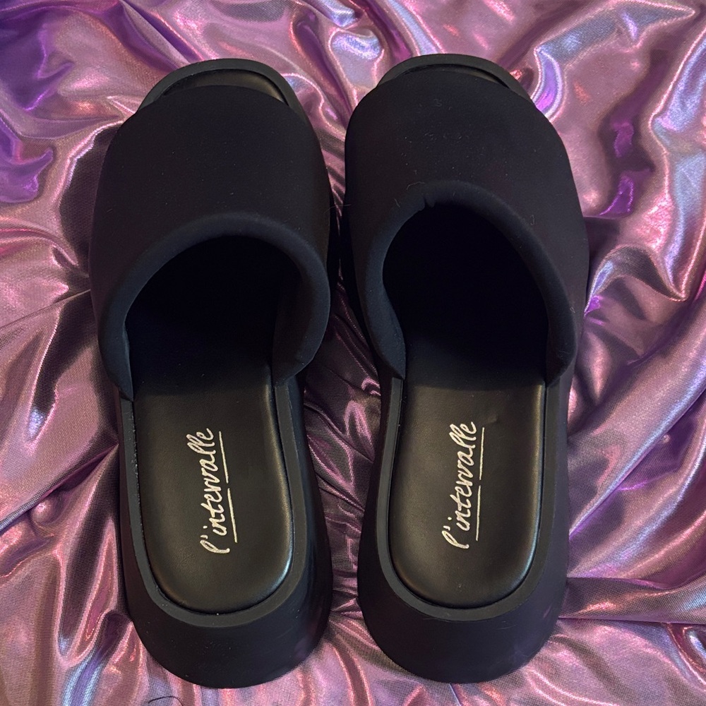 90’s core black sandals